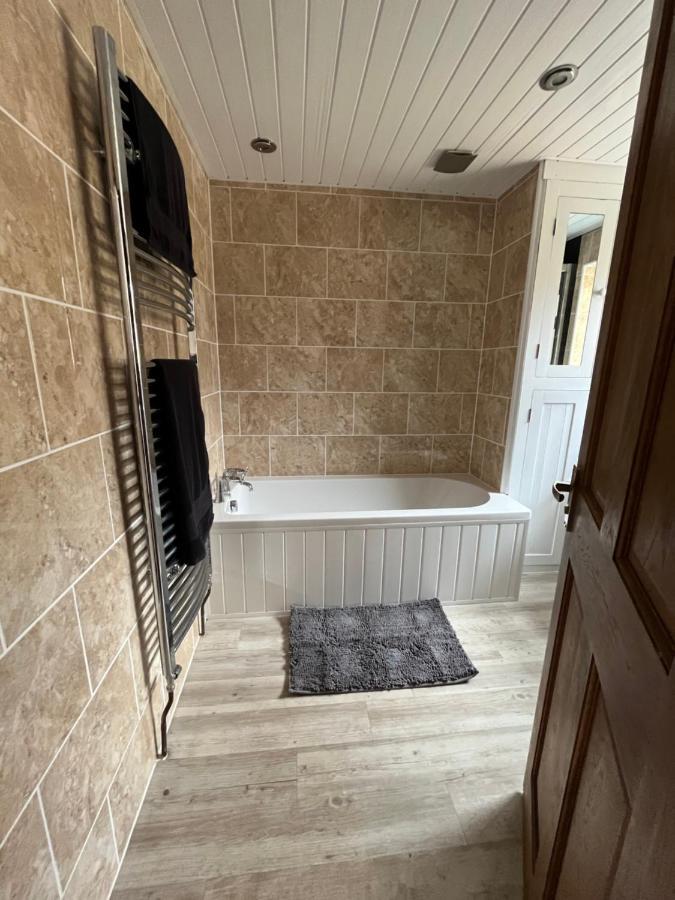 Pet Friendly Cottage Pool Exterior photo